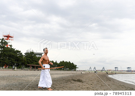 海岸で稽古をする男性 達人イメージ 海岸で稽古をする男性 達人イメージ 78945313