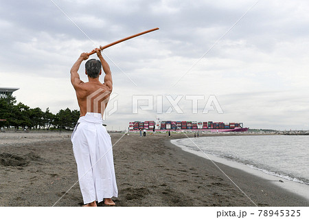 海岸で稽古をする男性　達人イメージ 78945325