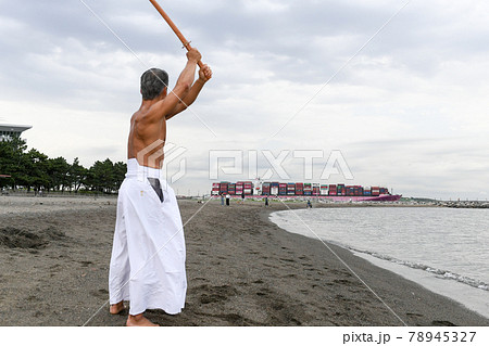 海岸で稽古をする男性 達人イメージ 海岸で稽古をする男性 達人イメージ 78945327