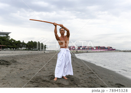 海岸で稽古をする男性　達人イメージ 78945328