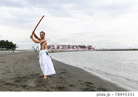 海岸で稽古をする男性　達人イメージ 78945331