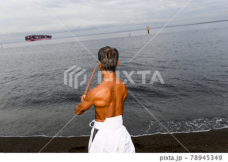 海岸で稽古をする男性　達人イメージ 78945349