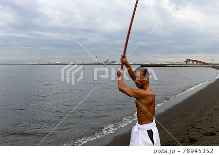 海岸で稽古をする男性　達人イメージ 78945352