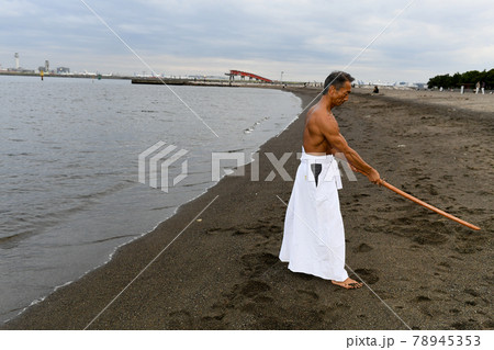 海岸で稽古をする男性　達人イメージ 78945353