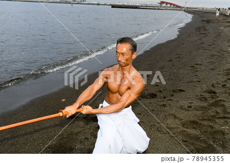 海岸で稽古をする男性 達人イメージ 海岸で稽古をする男性 達人イメージ 78945355