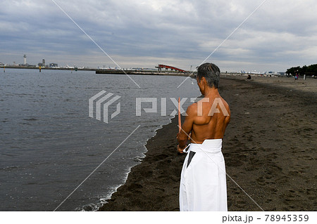 海岸で稽古をする男性　達人イメージ 78945359