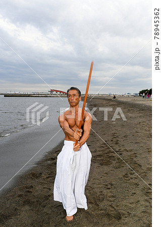 海岸で稽古をする男性 達人イメージ 海岸で稽古をする男性 達人イメージ 78945362