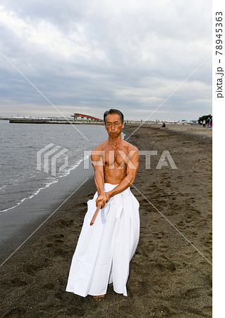 海岸で稽古をする男性　達人イメージ 78945363