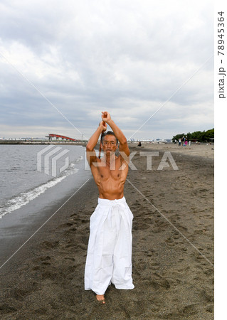 海岸で稽古をする男性　達人イメージ 78945364