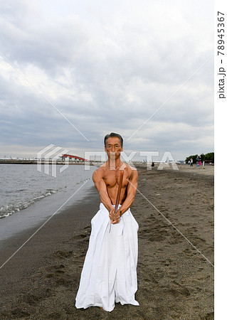 海岸で稽古をする男性　達人イメージ 78945367