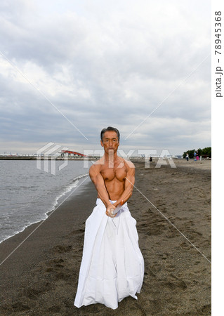 海岸で稽古をする男性　達人イメージ 78945368