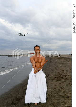 海岸で稽古をする男性　達人イメージ 78945373