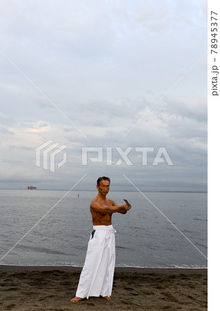 海岸で稽古をする男性　達人イメージ 78945377