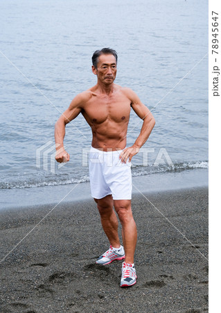海岸でフィットネス中の男性 78945647
