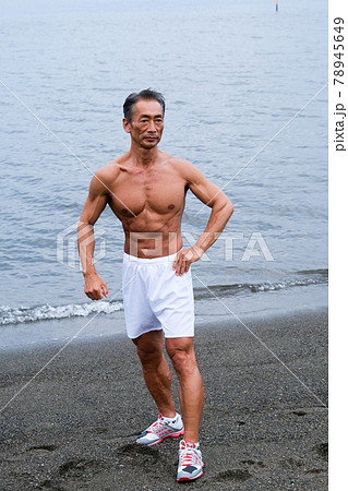 海岸でフィットネス中の男性 78945649