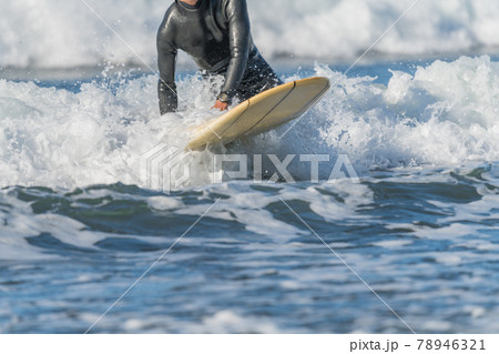 【強風吹き荒れる春の嵐の中のサーフィン】 【強風吹き荒れる春の嵐の中のサーフィン】 78946321