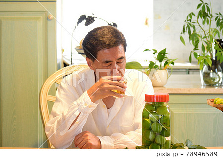 ウメシュを飲むシニア男性 78946589