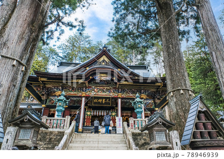 巨杉と三峯神社社殿 78946939