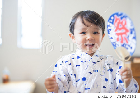 甚平を着たかわいい男の子 78947161