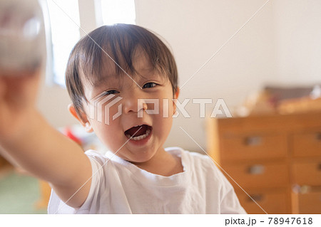 お部屋で遊ぶかわいい男の子 お部屋で遊ぶかわいい男の子 78947618