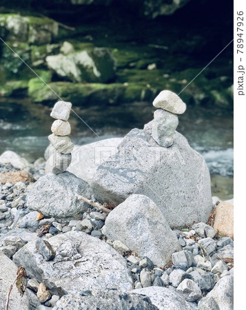 上流の川で見つけた石アートの痕跡の写真素材 [78947926] - PIXTA