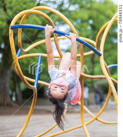 マスクをして遊ぶ可愛い女の子 78948331