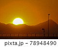 箱根に沈む夕日と富士山のシルエット 78948490