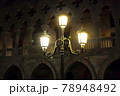 イタリアの水の都ヴェネチアの港の夜景 78948492