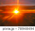 太平洋上空の飛行機から見たオレンジに輝く夕 78948494