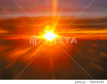 太平洋上空の飛行機から見たオレンジに輝く夕 78948494