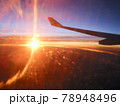 太平洋上空の飛行機から見たオレンジに輝く夕 78948496