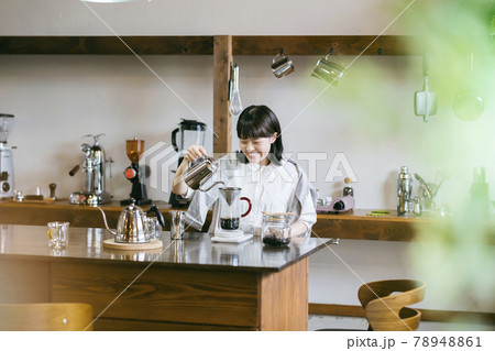 おしゃれな空間で、コーヒーを淹れる若い女性 おしゃれな空間で、コーヒーを淹れる若い女性 78948861