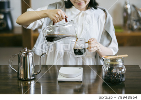 おしゃれな空間で、コーヒーを淹れる若い女性 おしゃれな空間で、コーヒーを淹れる若い女性 78948864