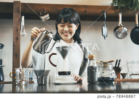 おしゃれな空間で、コーヒーを淹れる若い女性 おしゃれな空間で、コーヒーを淹れる若い女性 78948867
