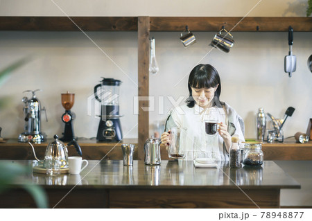 おしゃれな空間で、コーヒーを淹れる若い女性 おしゃれな空間で、コーヒーを淹れる若い女性 78948877
