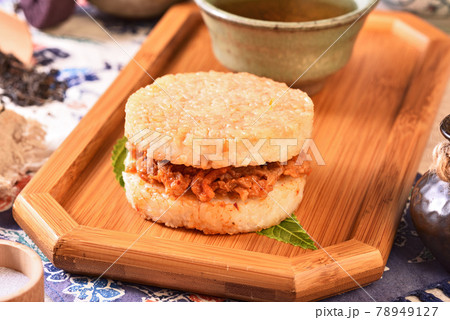 Kimchi pork rice burger 78949127
