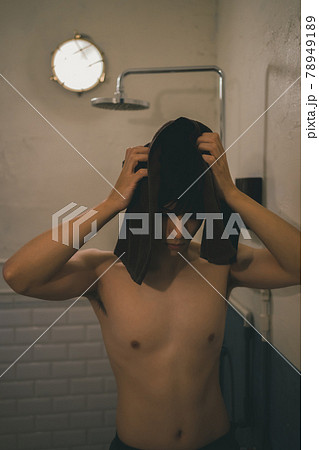 シャワーの後、髪の毛をタオルで拭く男性 シャワーの後、髪の毛をタオルで拭く男性 78949189