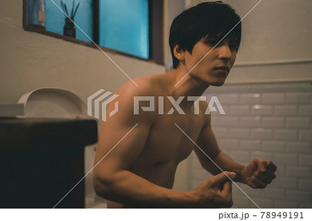 トイレに座る裸の男性 トイレに座る裸の男性 78949191