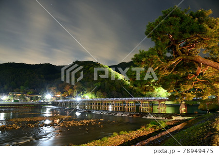 夜の渡月橋 78949475
