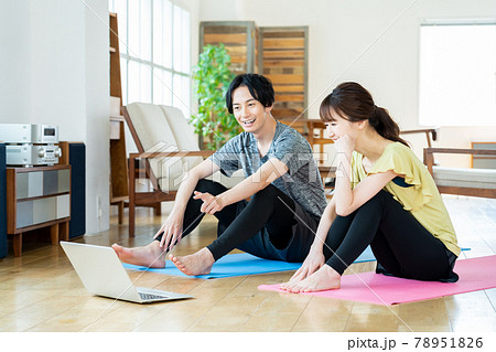 カップル 夫婦 フィットネス エクササイズ ヨガ リビング ライフスタイル カップル 夫婦 フィットネス エクササイズ ヨガ リビング ライフスタイル 78951826