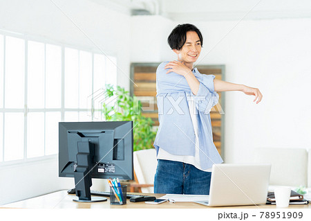 テレワーク　リビング　ライフスタイル　カジュアル 78951909
