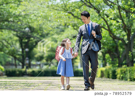 親子 小学生 通学 通勤 ファミリーイメージ 78952579