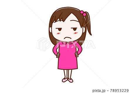 ＜全身・正面＞ふてくされているように照れている少女 78953229