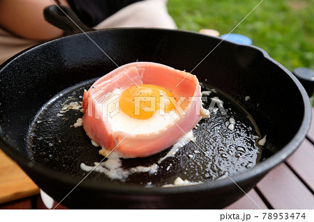 キャンプでベーコンと目玉焼き キャンプでベーコンと目玉焼き 78953474