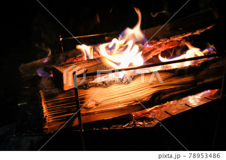 キャンプでの焚き火 キャンプでの焚き火 78953486