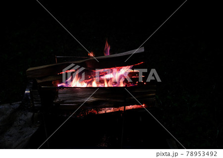 キャンプでの焚き火 78953492