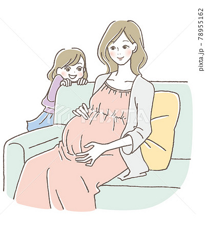 ソファに座り微笑んでお腹を撫でる母親と笑顔の娘 78955162