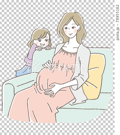 ソファに座り微笑んでお腹を撫でる母親と笑顔の娘 78955162