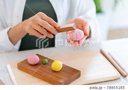 和菓子を作る女性 78955165