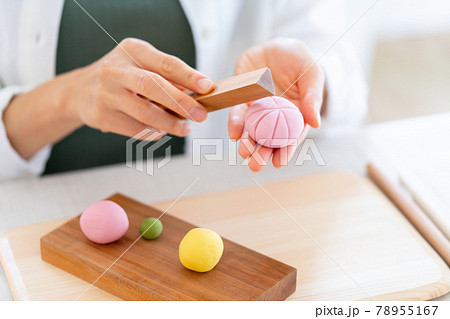 和菓子を作る女性 78955167